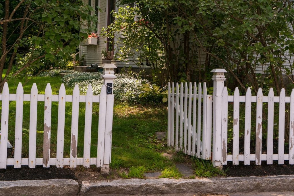 Professional Installation Improves Long-Term Fence Stability 