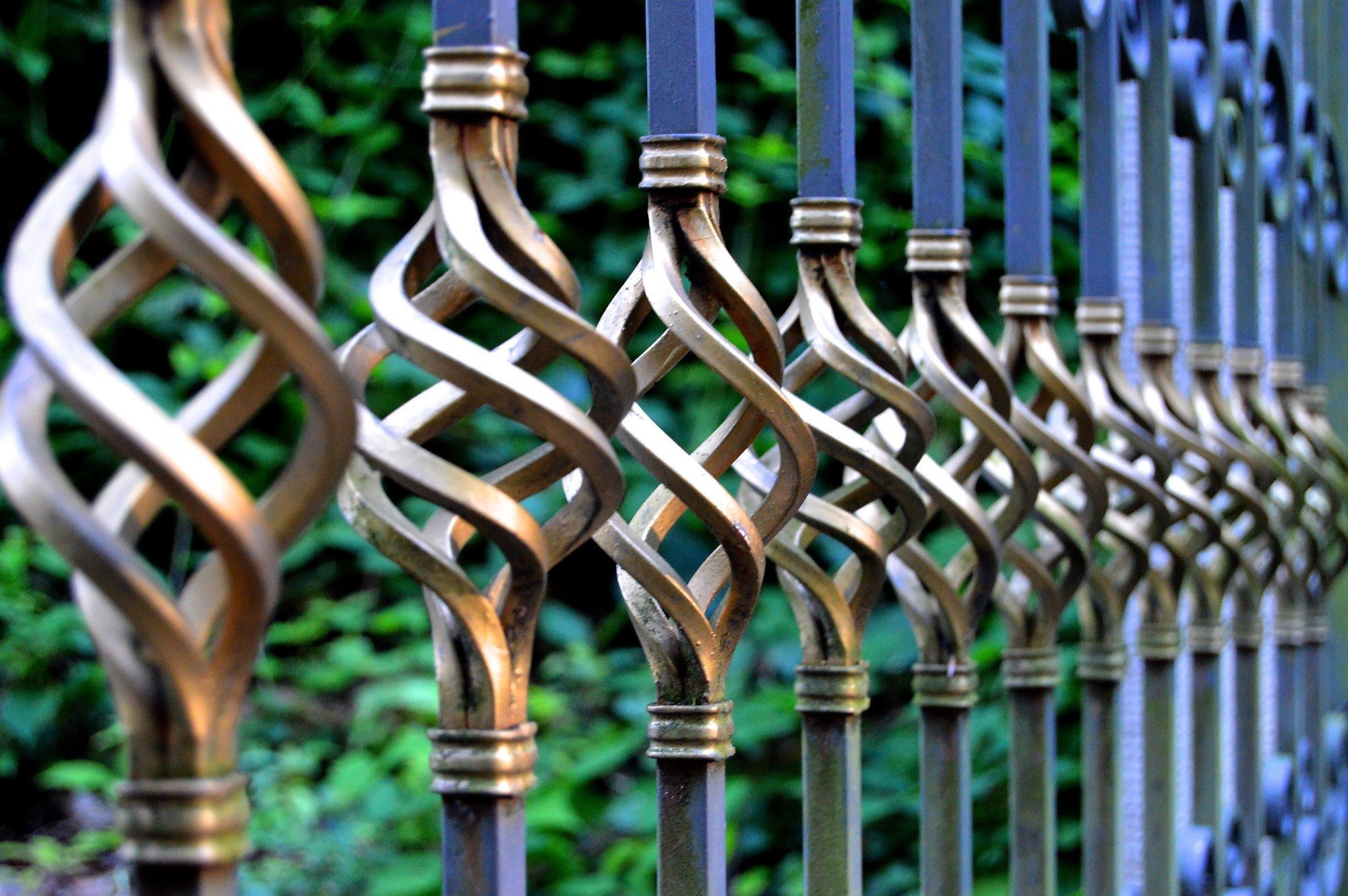 Elegant Metal Gate Ideas for High-End Exterior Appeal